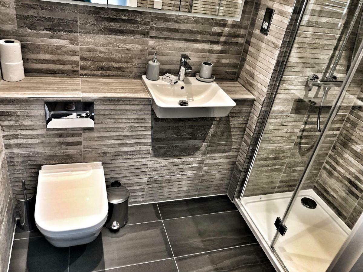 בושי Amazing & Spacious 2 Bed 2 Bath Luxury Apartment With Balcony Free Wifi Sleeps 6 מראה חיצוני תמונה