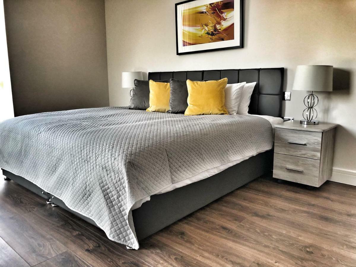 בושי Amazing & Spacious 2 Bed 2 Bath Luxury Apartment With Balcony Free Wifi Sleeps 6 מראה חיצוני תמונה